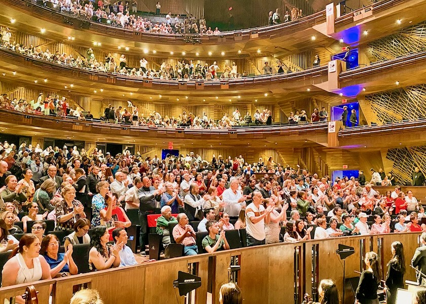 Image for article Shen Yun concluye la temporada 2025 en Francia y Estados Unidos: «Difundiendo luz»