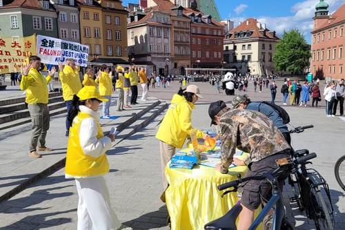 Image for article Polonia: Practicantes en Varsovia celebran el Día Mundial de Falun Dafa