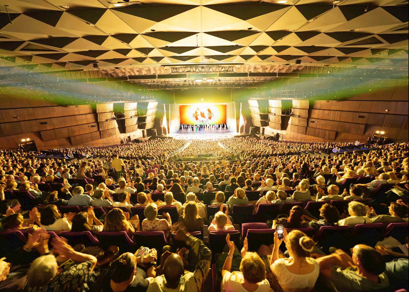 Image for article Los espectadores de Europa y América aprecian Shen Yun: “Ayuda a unir a la gente”