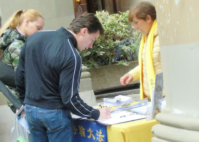 Image for article Ginebra, Suiza: Funcionarios y ciudadanos apoyan a Falun Dafa fuera del Parlamento