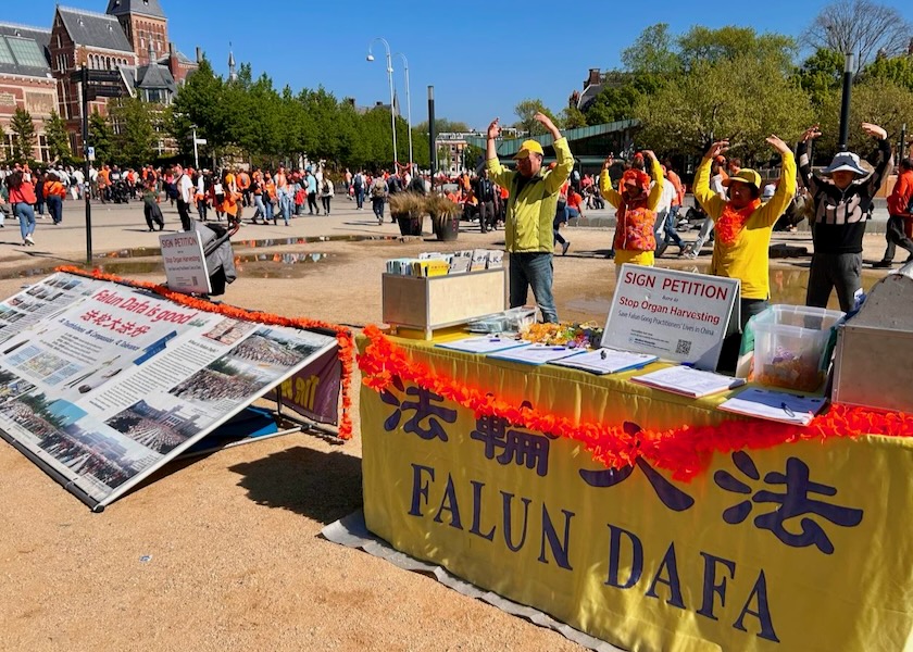 Image for article Países Bajos: Apoyo público a Falun Dafa durante las celebraciones del Día del Rey