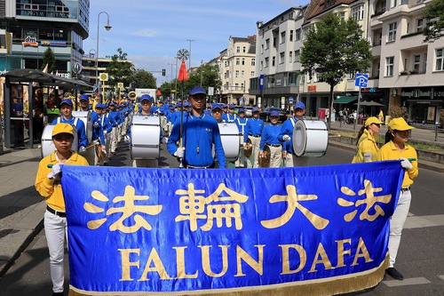 Image for article Alemania: El público elogia a Falun Dafa durante la celebración del Día Mundial de Falun Dafa en Berlín.