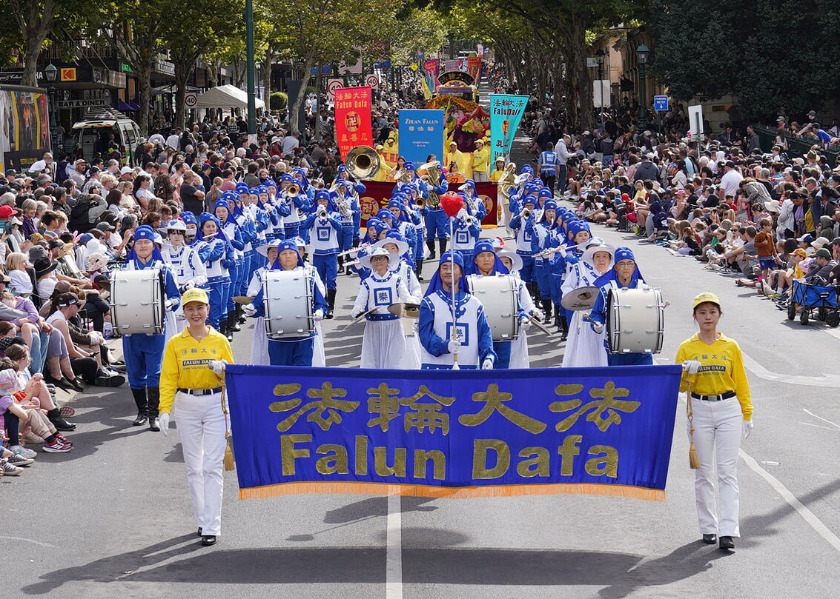 Image for article ​Australia: Anfitrión del Desfile de Pascua elogia a los practicantes de Falun Dafa por brindar bondad y esperanza