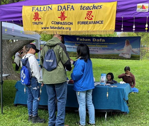 Image for article Missouri, USA: Presentando Falun Dafa en el Festival del Día de la Tierra de St. Louis