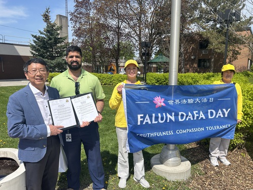 Image for article Canadá: El alcalde de Cornualles emite una proclamación e iza la bandera para celebrar el Día Mundial de Falun Dafa