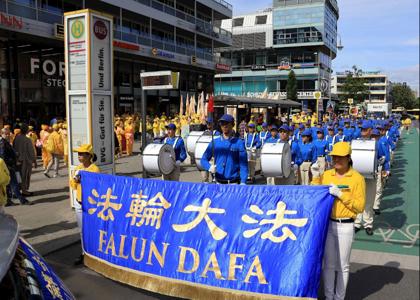 Image for article Berlín, Alemania: el desfile del Día Mundial de Falun Dafa sorprende a los espectadores (Parte 1)