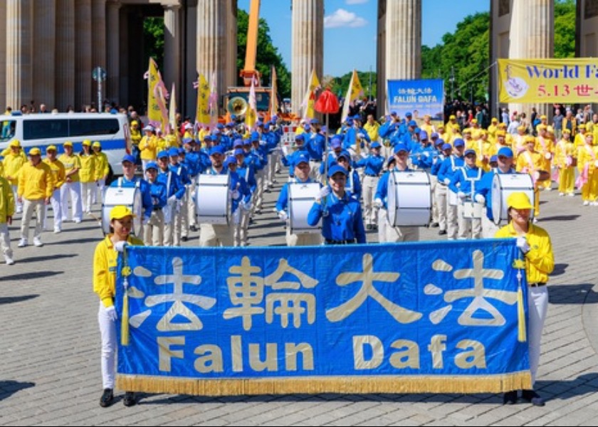 Image for article Berlín: Verdad-Benevolencia-Tolerancia obtienen el reconocimiento del público mientras la gente elogia el Día Mundial de Falun Dafa