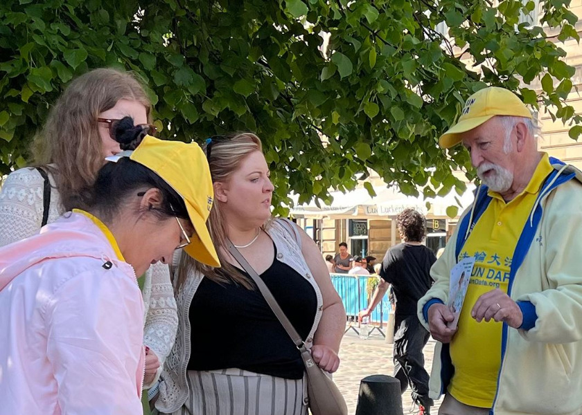 Image for article Escocia: Practicantes celebran el Día Mundial de Falun Dafa