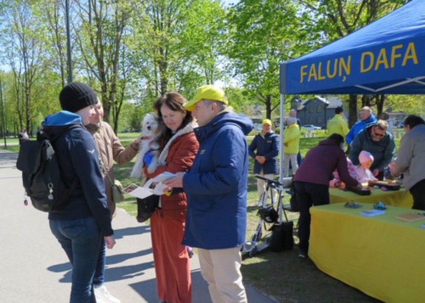 Image for article Letonia: Celebrando el Día Mundial de Falun Dafa en Riga