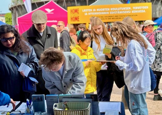 Image for article Helsinki, Finlandia: Generando conciencia sobre la persecución a Falun Dafa en China durante el Festival Mundial de las Aldeas