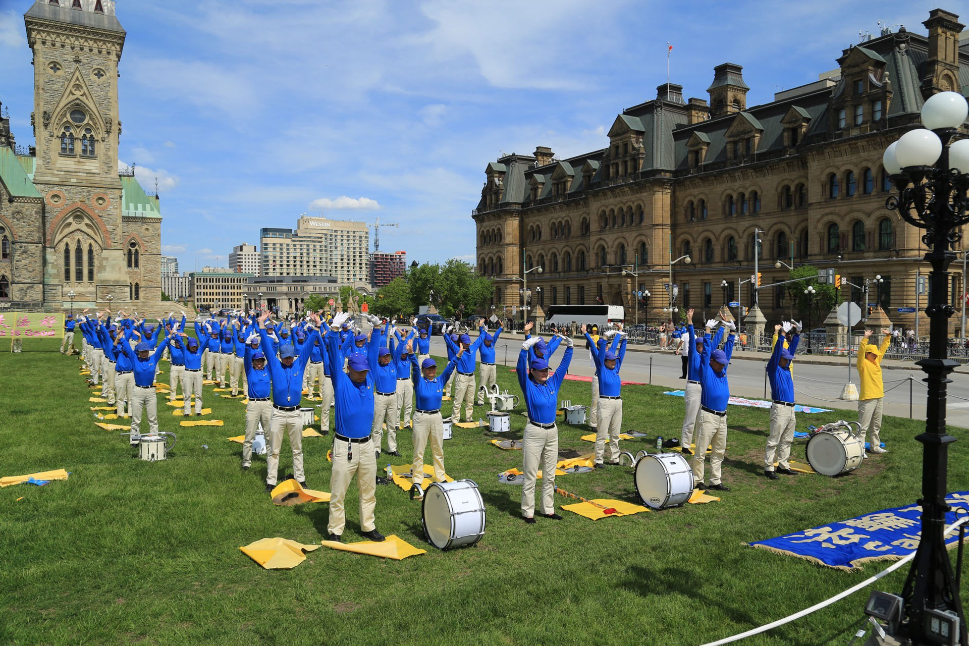 Image for article Practicantes de Falun Dafa en el este de Canadá celebran el Día Mundial de Falun Dafa en Parliament Hill