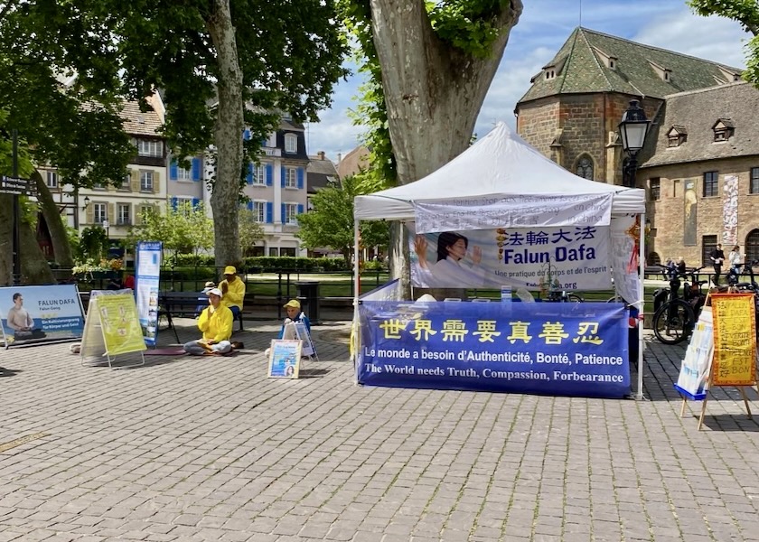 Image for article Francia: promoviendo Falun Dafa en eventos en el este de Francia