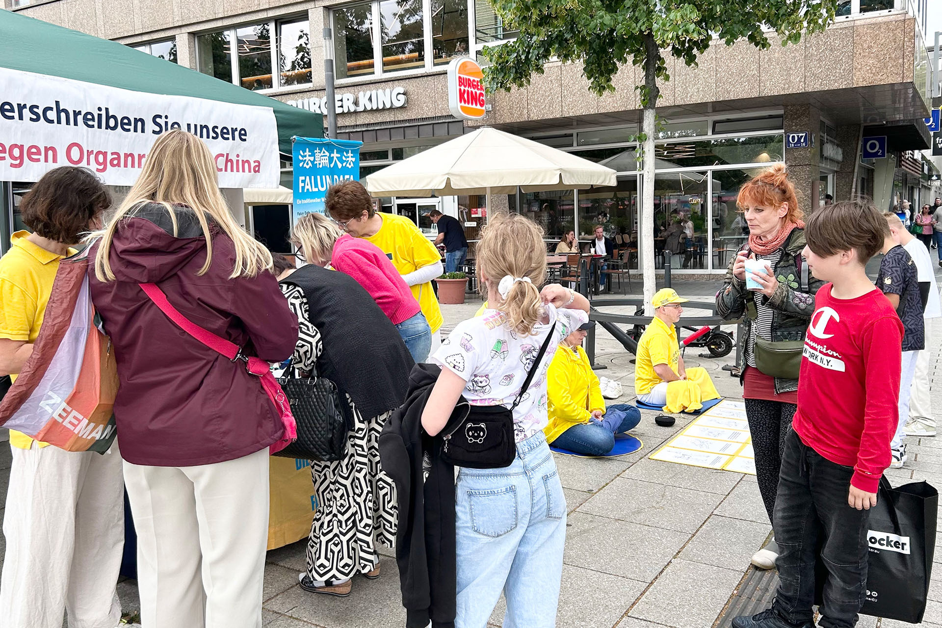 Image for article Alemania: La gente en Mannhiem condena la persecución a Falun Dafa