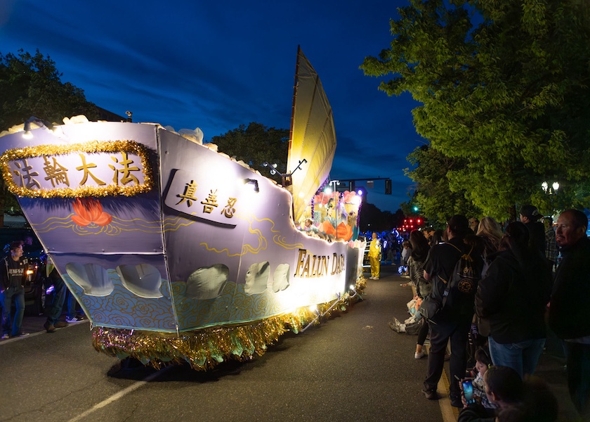 Image for article Portland, Oregon: Barco de Falun Dafa brilla en el Desfile Starlight