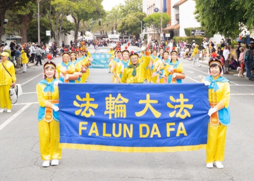 Image for article California, EE. UU.: Concejales elogian a Falun Dafa en el Desfile del Festival de la Cereza