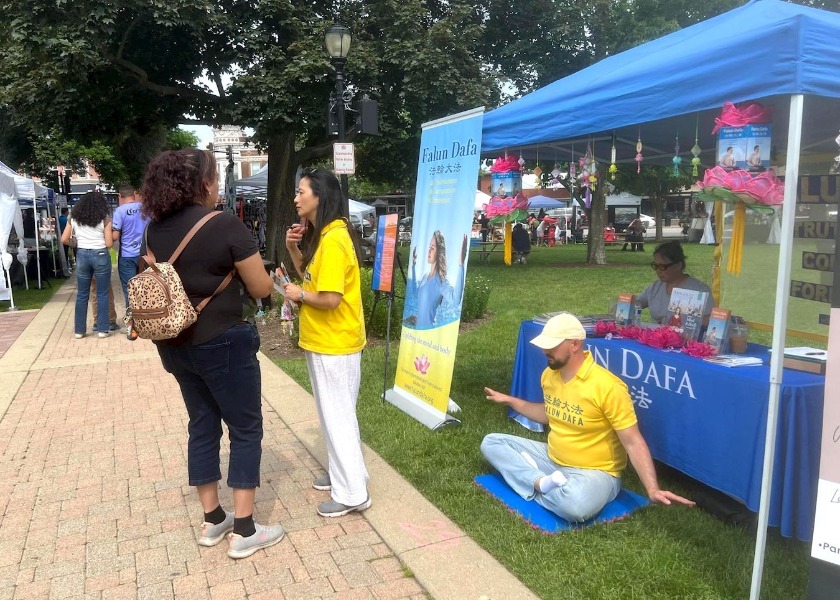 Image for article Chicago: La gente conoce Falun Dafa en el Festival de los Días de Libertyville
