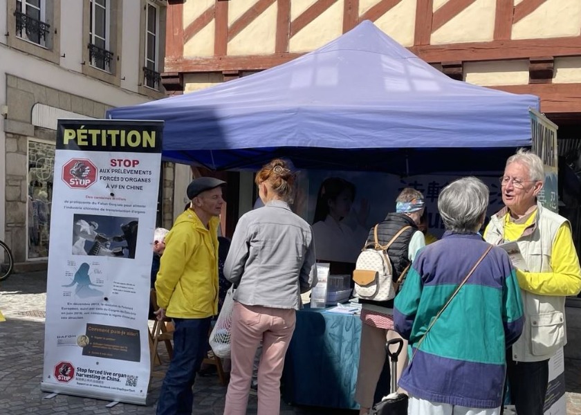 Image for article Francia: La gente se informa sobre Falun Dafa durante un evento en Quimper