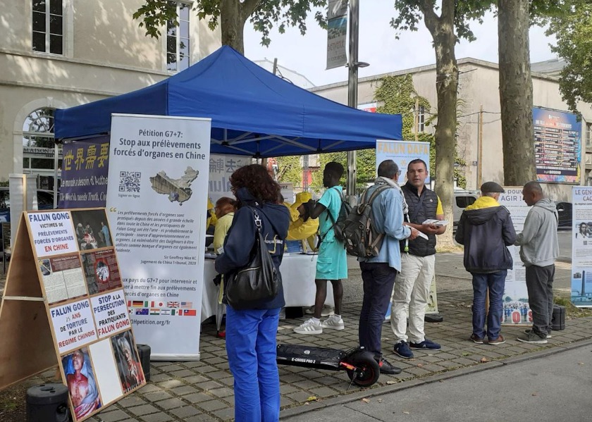 Image for article Presentando Falun Dafa en La Roche-sur-Yon, Francia Occidental