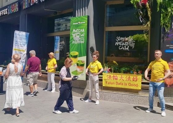 Image for article Rumania: la gente condena la persecución a Falun Dafa en eventos en Bucarest y Constanza