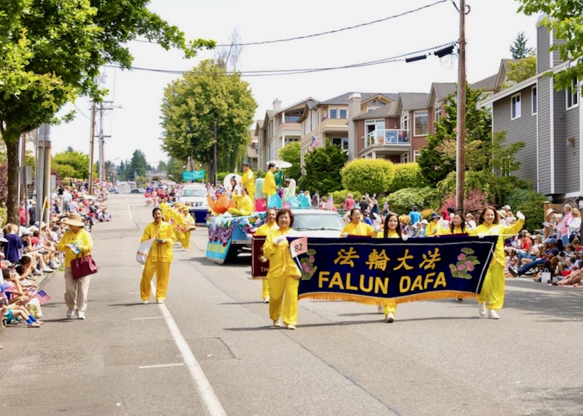 Image for article Estado de Washington: La entrada de Falun Dafa brilla en el desfile del 4 de Julio en Edmonds