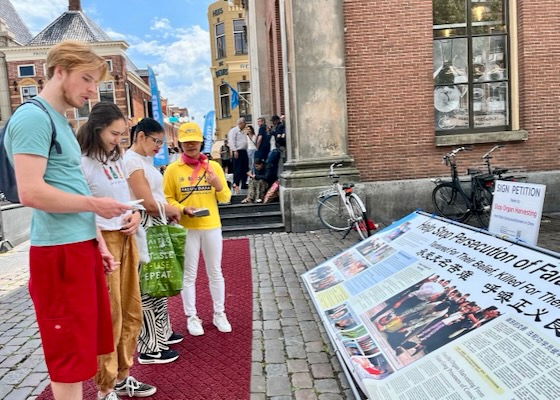Image for article Holanda: la gente de Groningen apoya los esfuerzos de los practicantes de Falun Dafa para protestar pacíficamente contra la persecución