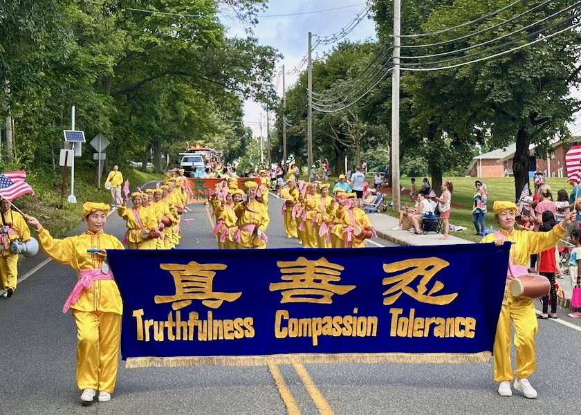 Image for article Nueva Jersey: los espectadores animan al contingente de Falun Dafa en el Desfile del Festival de la Libertad en Randolph
