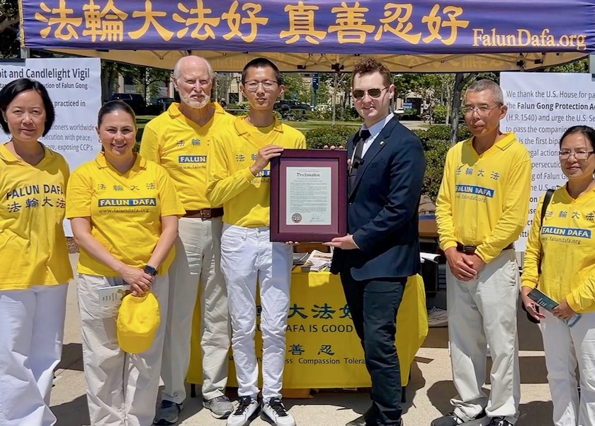 Image for article San Diego, California: Funcionarios locales expresan su apoyo a Falun Dafa en exposición de arte y vigilia a la luz de las velas