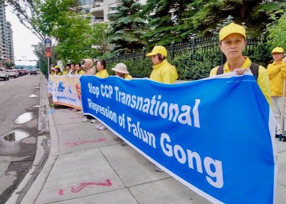 Image for article Calgary, Canadá: Practicantes de Falun Dafa se manifiestan condenando la represión transnacional