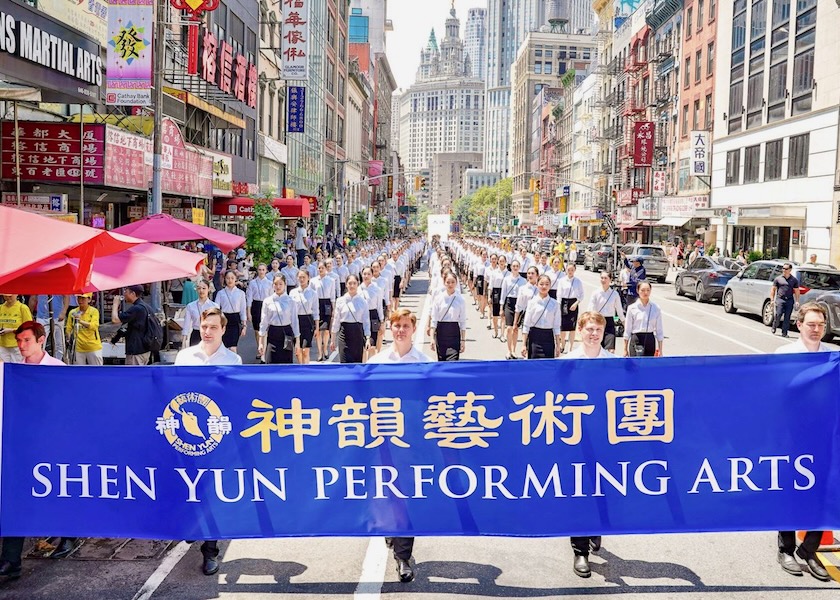 Image for article Nueva York: Cientos de artistas de Shen Yun se unen a la marcha contra 26 años de persecución a Falun Gong