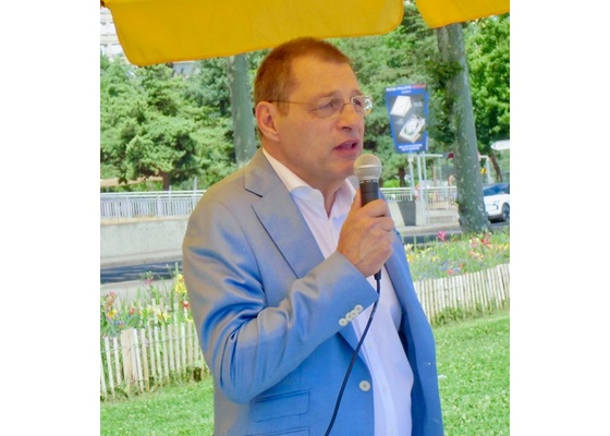 Image for article Suiza: Funcionarios del gobierno animan a practicantes de Falun Dafa en manifestación de protesta por 26 años de persecución del PCCh