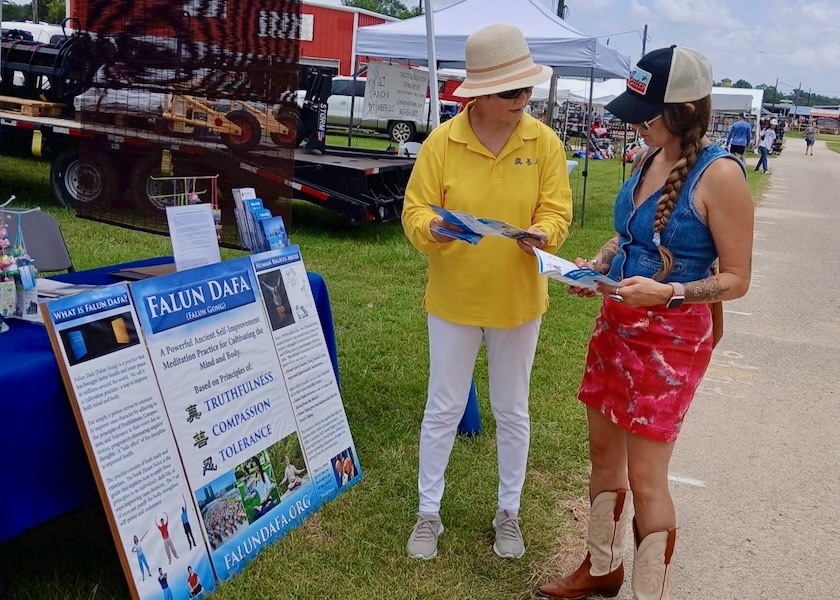 Image for article Texas: Presentando Falun Dafa en un evento popular en Cantón