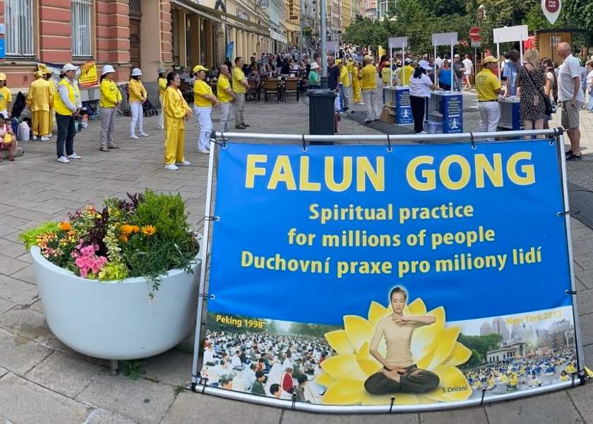 Image for article República Checa: Dando a conocer Falun Dafa en el Festival Internacional de Cine de Karlovy Vary