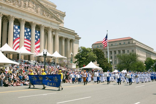 Image for article Washington D. C., EE. UU.: Practicantes de Falun Dafa son bienvenidos en el desfile del Día de la Independencia