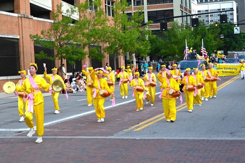 Image for article Ohio, EE. UU.: Practicantes de Falun Dafa conmemoran 20 años de participación en el Desfile del Día de la Independencia de Colón