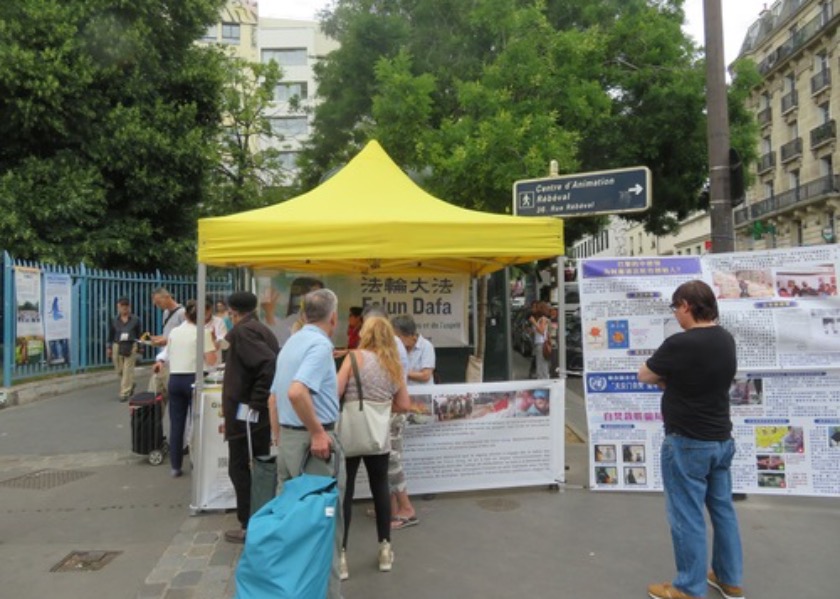 Image for article Francia: personas de todos los ámbitos de la vida conocen Falun Dafa en jornadas informativas