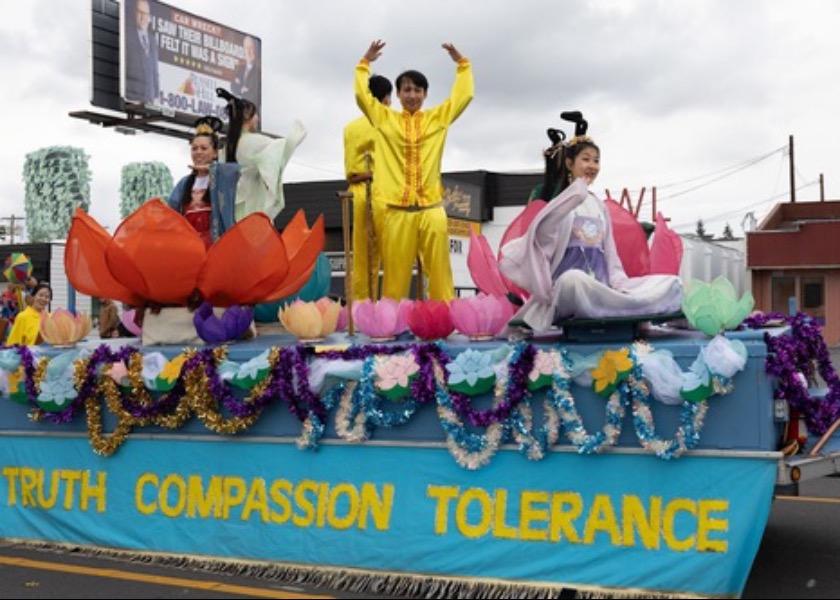 Image for article Estado de Washington, EE. UU: Falun Dafa es bienvenido en el Desfile del Festival de la Fresa de Marysville
