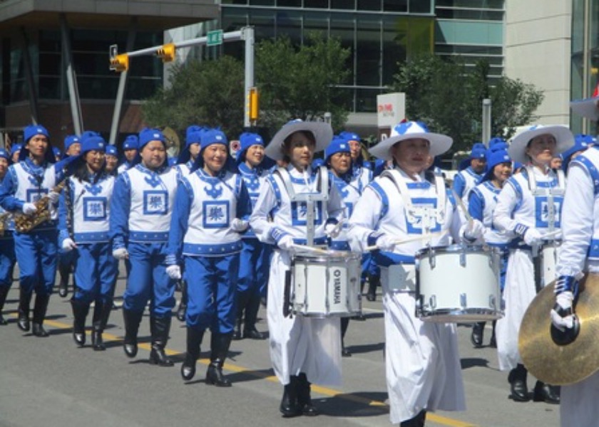 Image for article Calgary, Canadá: Practicantes de Falun Dafa participan en el Desfile de la Estampida