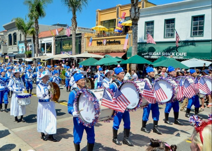 Image for article Huntington Beach, California: La Banda Marchante Tian Guo gana el premio John Philip Sousa en el desfile del 4 de julio