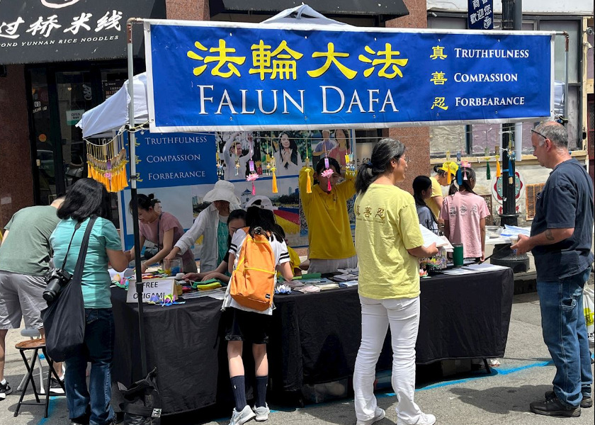 Image for article Massachusetts, EE. UU.: La gente firma petición para apoyar la Ley de Protección a Falun Gong en el Festival de Chinatown