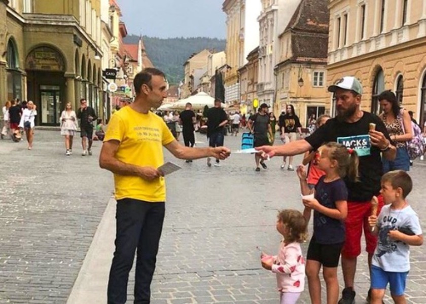 Image for article Personas condenan la persecución a Falun Dafa durante un evento en Rumania