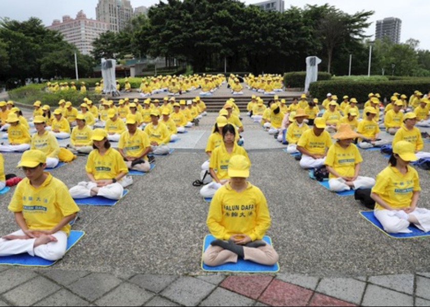 Image for article Concentración pacífica de Falun Gong en Taiwán condena 26 años de persecución en China