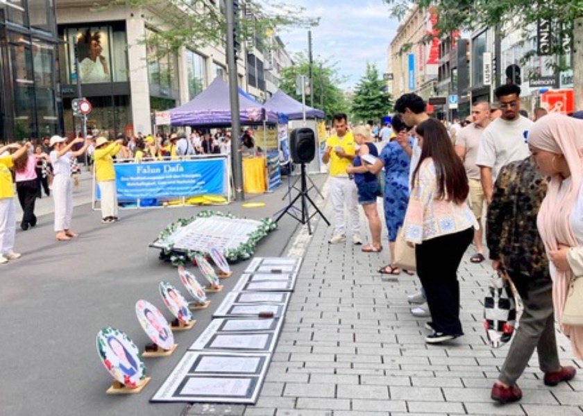 Image for article Alemania: Parlamentario muestra carta del PCCh que difama a Falun Gong en manifestación para conmemorar los 26 años de persecución