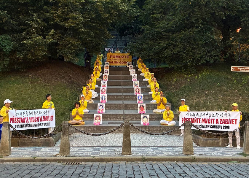 Image for article República Checa: Practicantes de Falun Dafa realizan una vigilia con velas para pedir el fin de la persecución