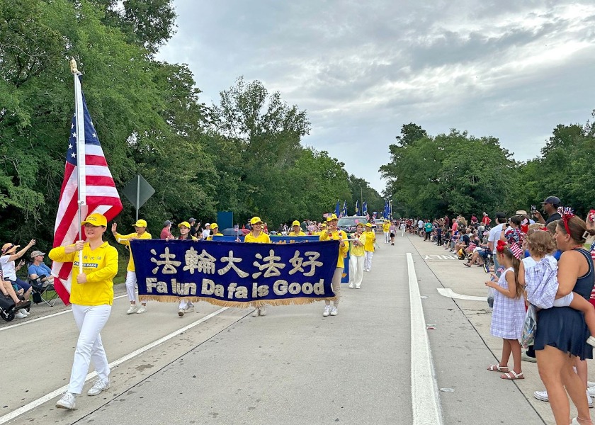 Image for article Houston, Texas: La gente elogia a Falun Dafa durante el desfile del Día de la Independencia