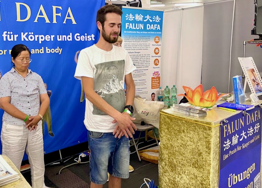 Image for article Visitantes a la Exposición de Medicina Naturopática más Grande de Europa dan la bienvenida a los practicantes de Falun Dafa
