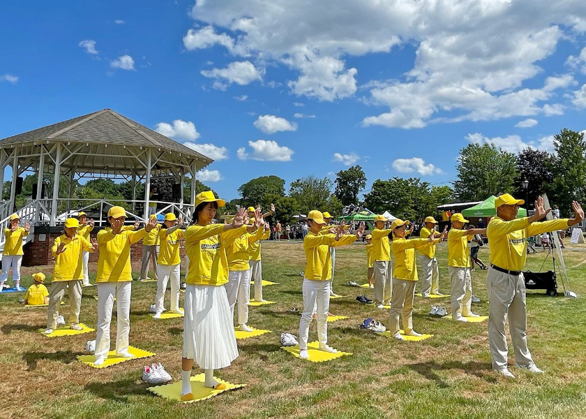 Image for article Massachusetts: Presentación de Falun Dafa en el evento