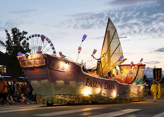 Image for article Seattle, Washington: Multitudes vitorean a Falun Dafa en el desfile de antorchas de Seafair