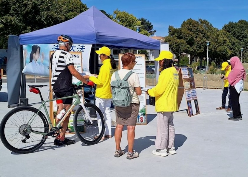 Image for article Francia: Turistas conocen sobre Falun Dafa y firman una petición para poner fin a la persecución
