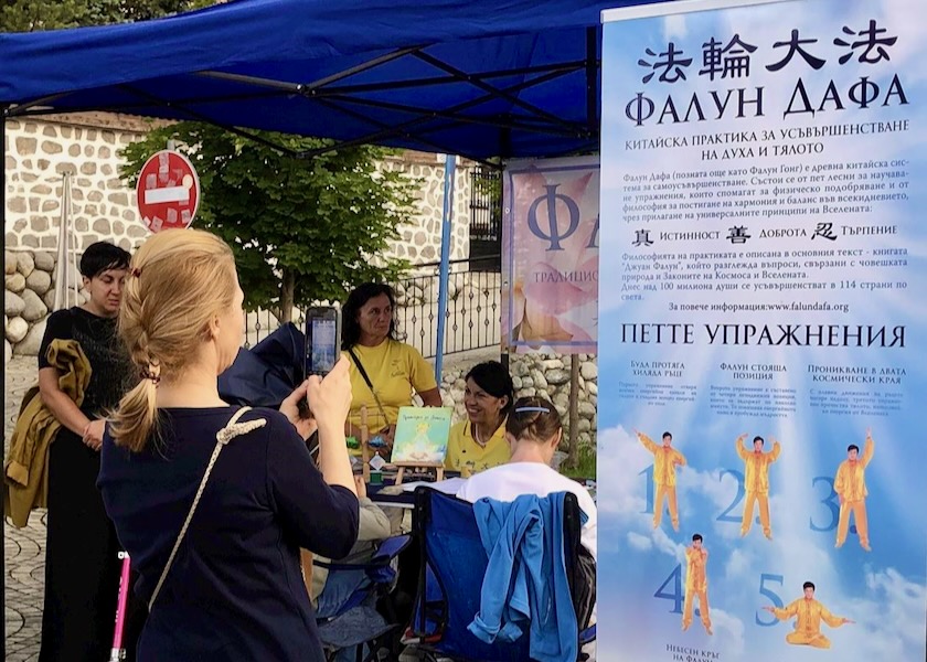 Image for article Bulgaria: Practicantes de Falun Dafa reciben apoyo del público en un evento en Bansko
