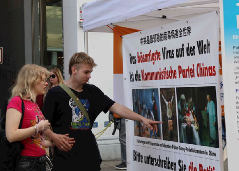 Image for article Alemania: Residentes y turistas condenan la persecución a Falun Dafa durante un evento en el lago de Constanza (Parte 1)